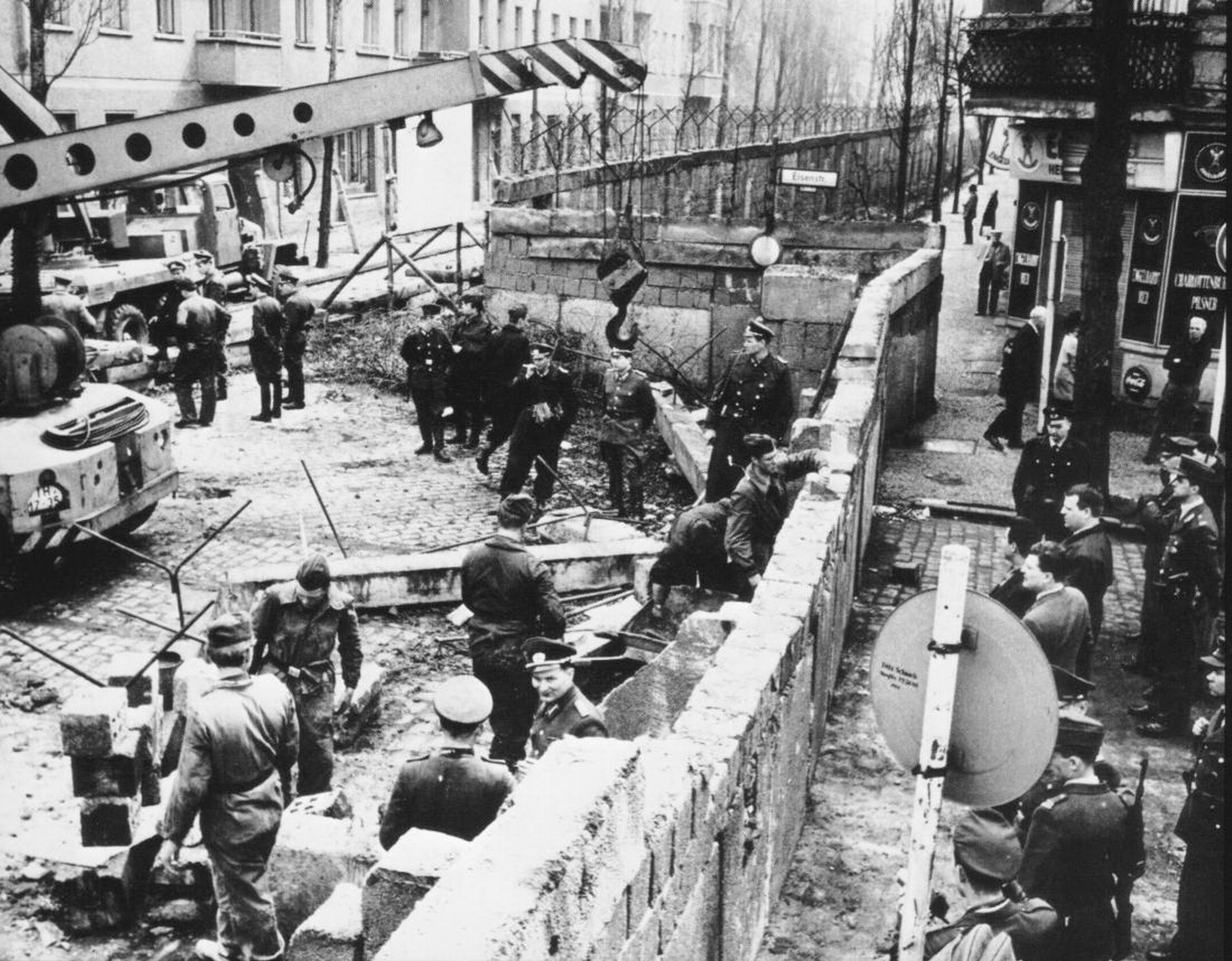En la construcción del Muro de Berlín