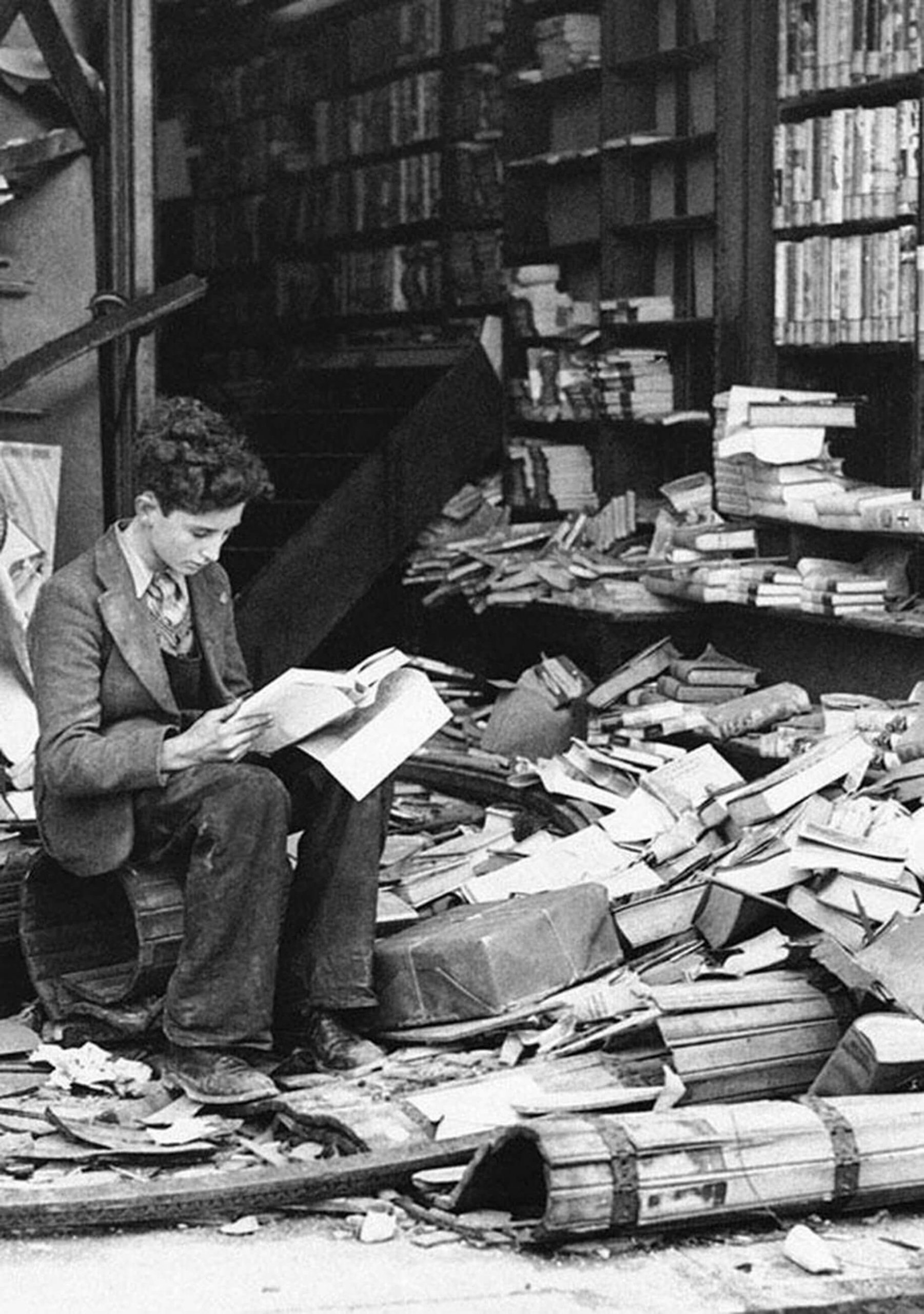 Librería destruida por un bombardeo