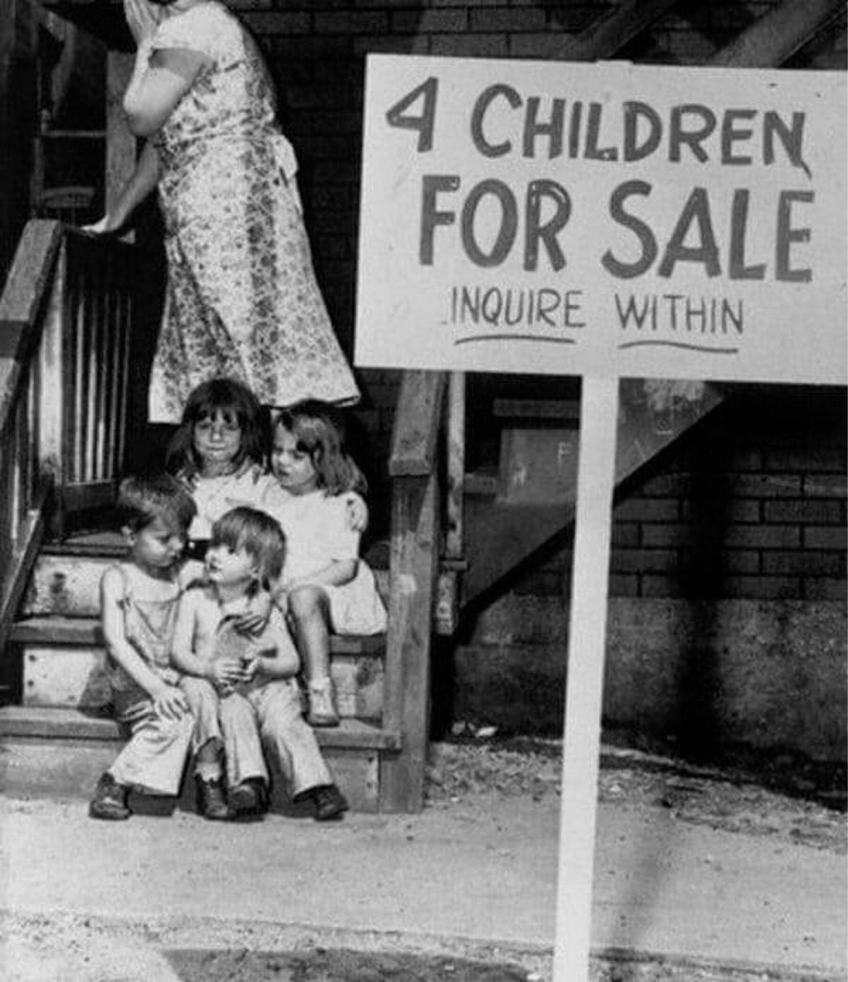 Una de las fotos a blanco y negro que demuestra la difícil vida de los niños