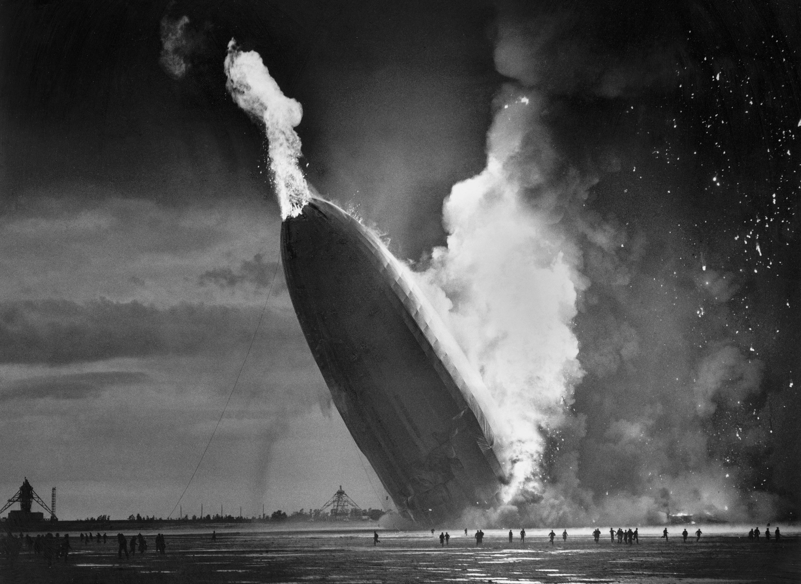 Una de las fotos en blanco y negro que retrata la tragedia de Hindenburg