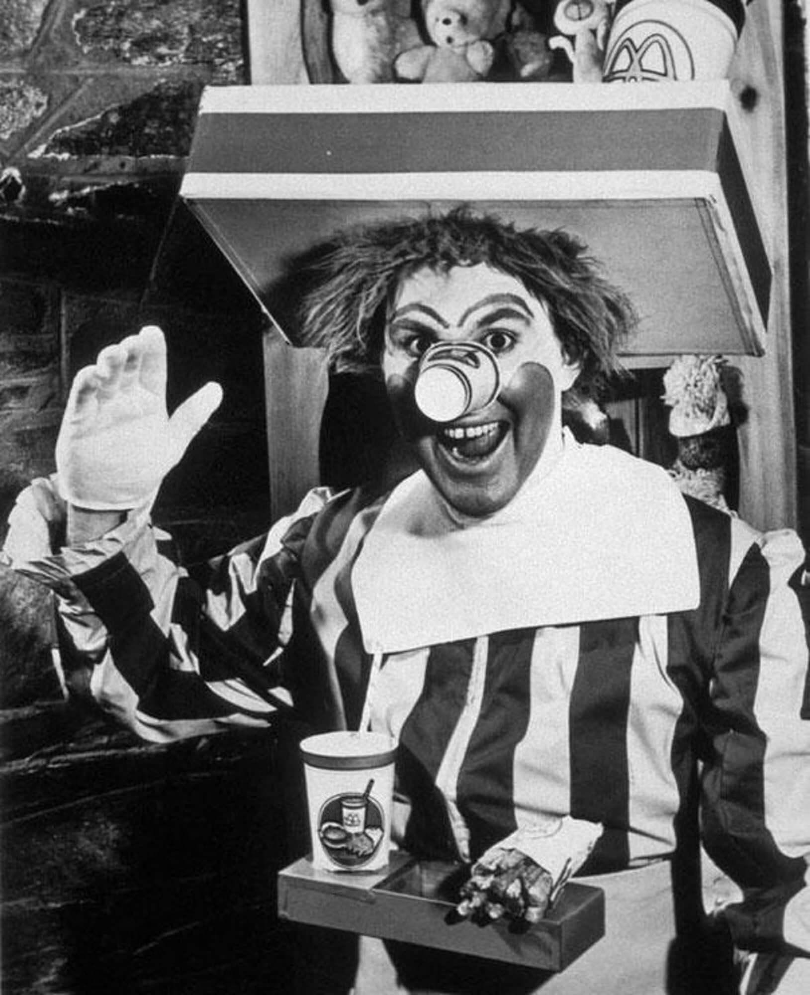 Una de las primeras fotos del personaje de McDonald's en blanco y negro