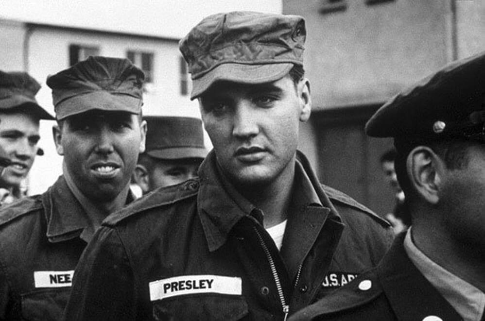 Una fotografía de Elvis Presley en el ejército