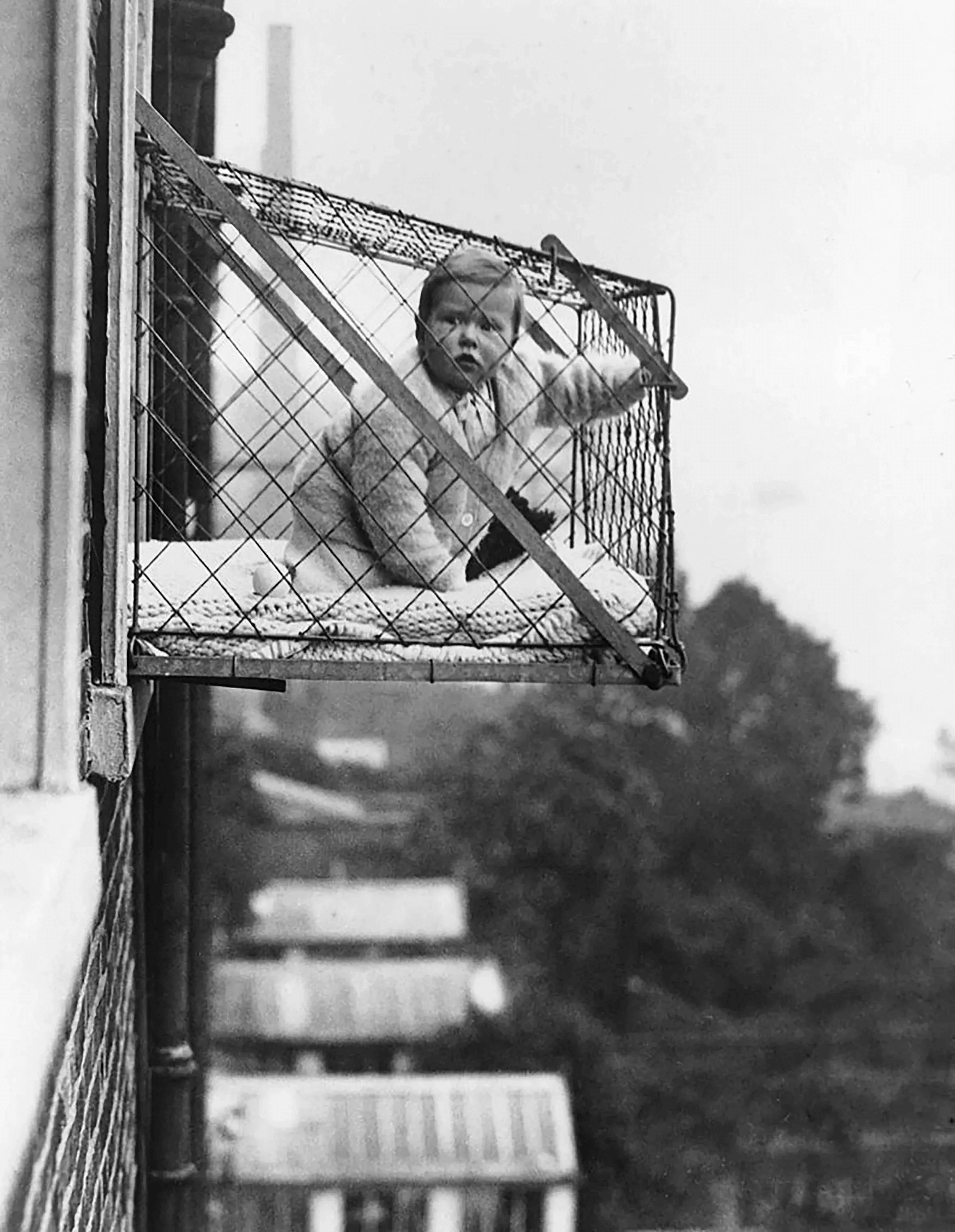 Una fotografía que representa cómo vivían los niños antes
