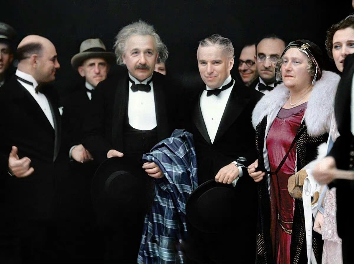 Charles Chaplin y Einstein a color
